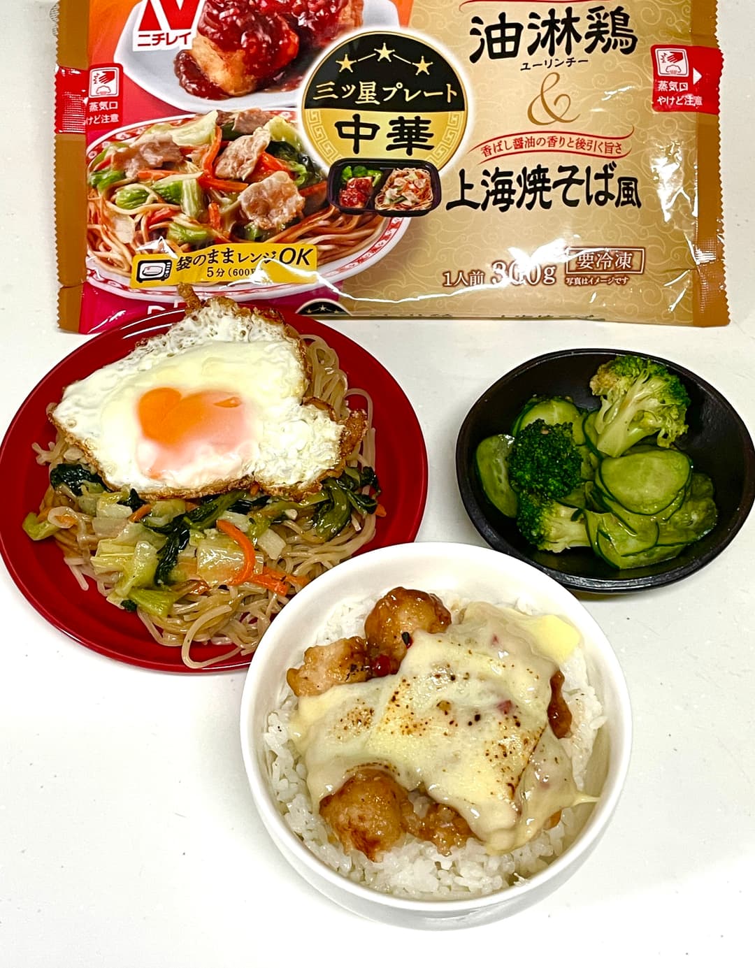 炙りチーズ油淋鶏丼と上海焼そばとサラダの欲張りプレートの完成写真