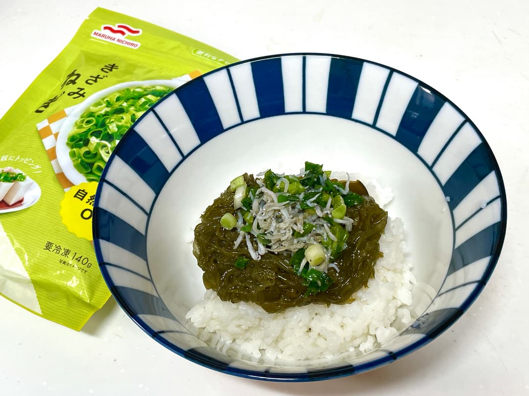ねぎしらすナムルのせメカブ丼の完成写真