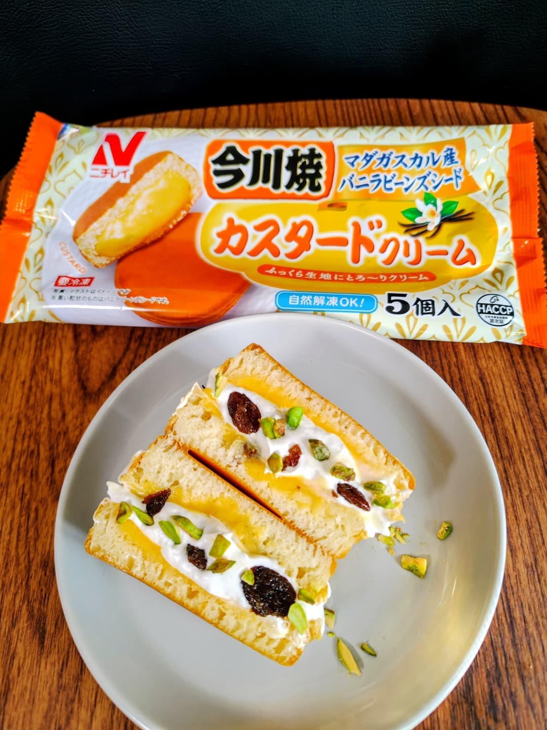 今川焼(カスタードクリーム)でラムレーズンサンド風の完成写真