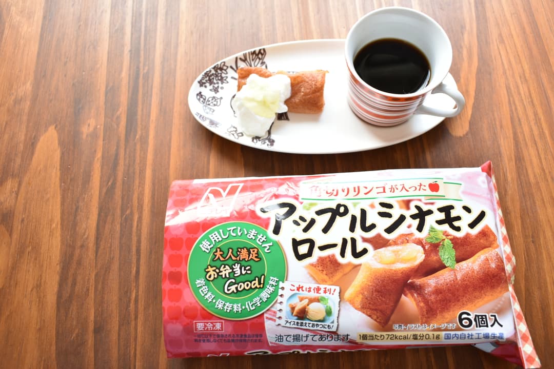 アップルシナモンロールのハニーヨーグルト添えの完成写真