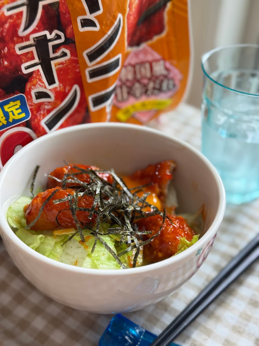 ヤンニョムチキンのとろたま丼の完成写真