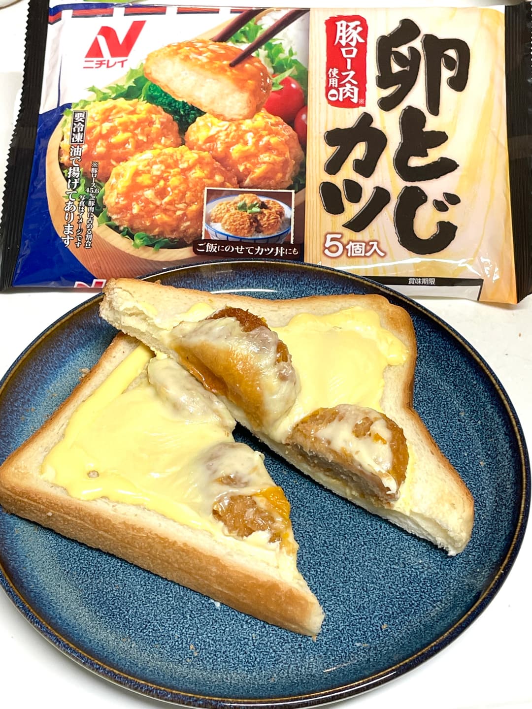 卵とじカツのチーズトーストの完成写真