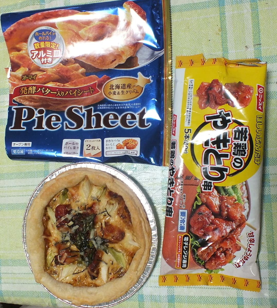 パイ生地でホールピザ、焼き鳥で照り焼きチキン味の完成写真