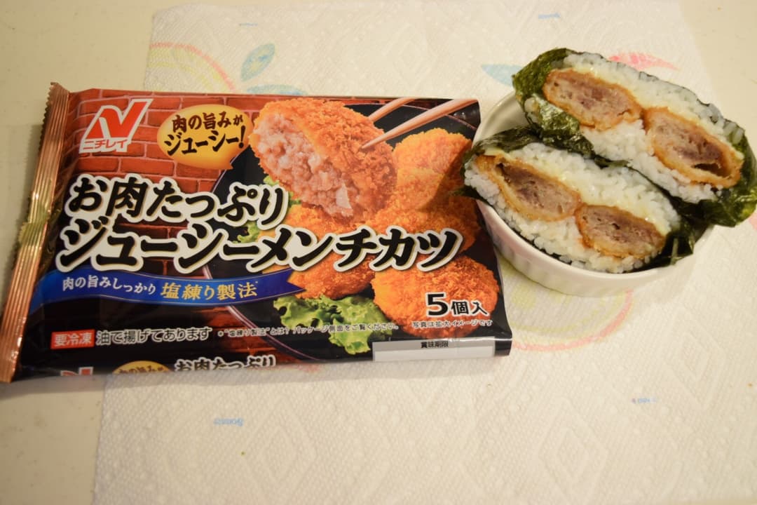 メンチカツで★おにぎらずの完成写真