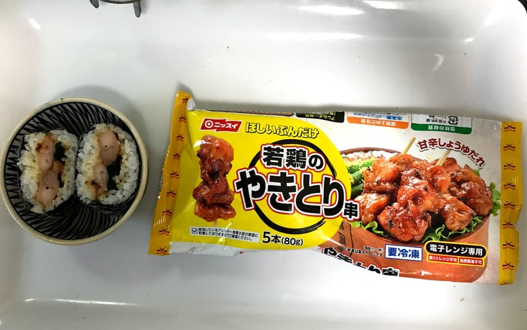 やきとりとほうれん草のおにぎらずの完成写真