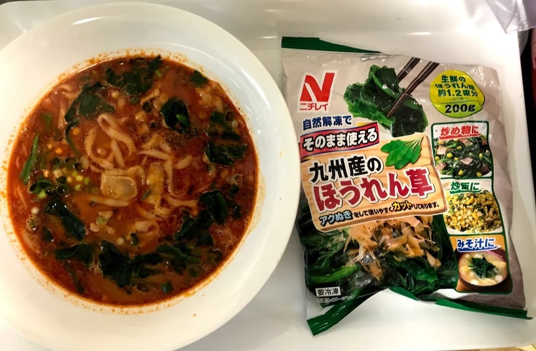 担担麺のほうれん草トッピングの完成写真