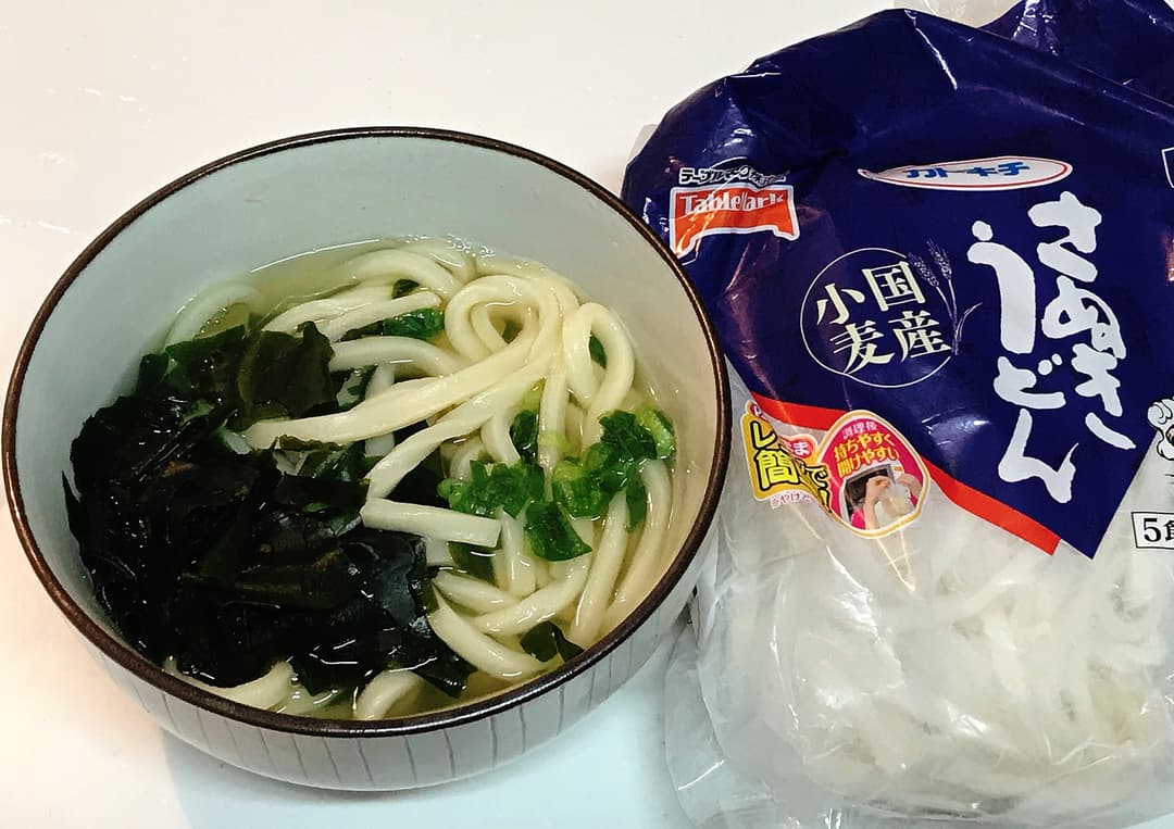 あご出汁のワカメうどんの完成写真