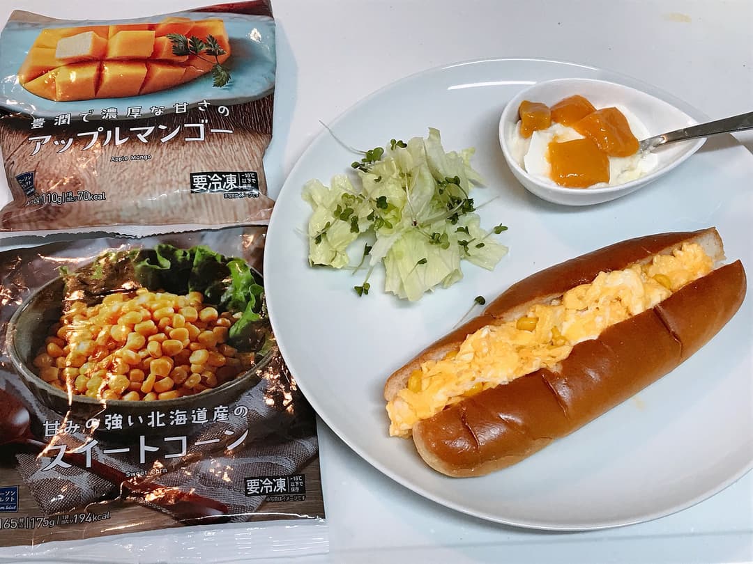 LAWSON コーン卵パンとマンゴーヨーグルトの朝ご飯の完成写真