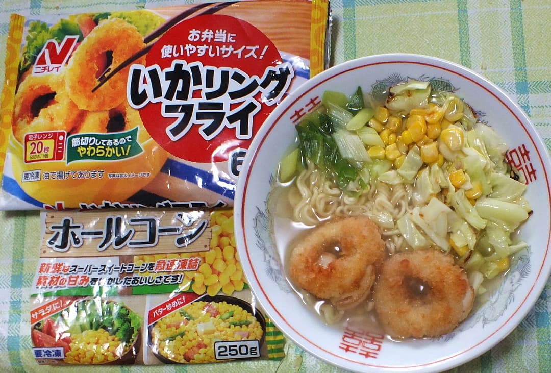 いかリングとバターコンの乗った塩ラーメンの完成写真