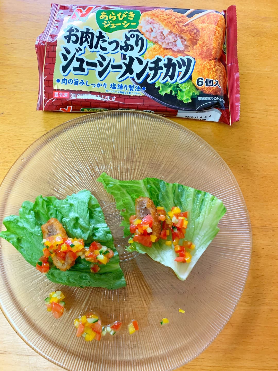 野菜のソースで頂くフレッシュメンチカツの完成写真