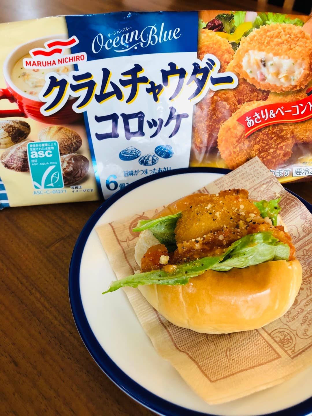 クラムチャウダーコロッケとフレッシュトマトソースのサンドの完成写真