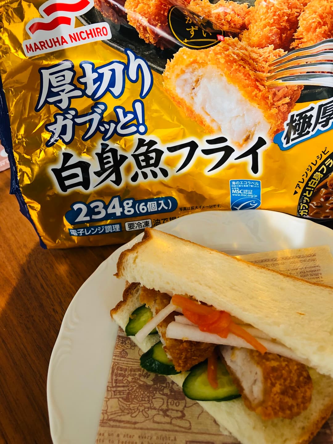 白身魚フライと食パンでバインミー風の完成写真