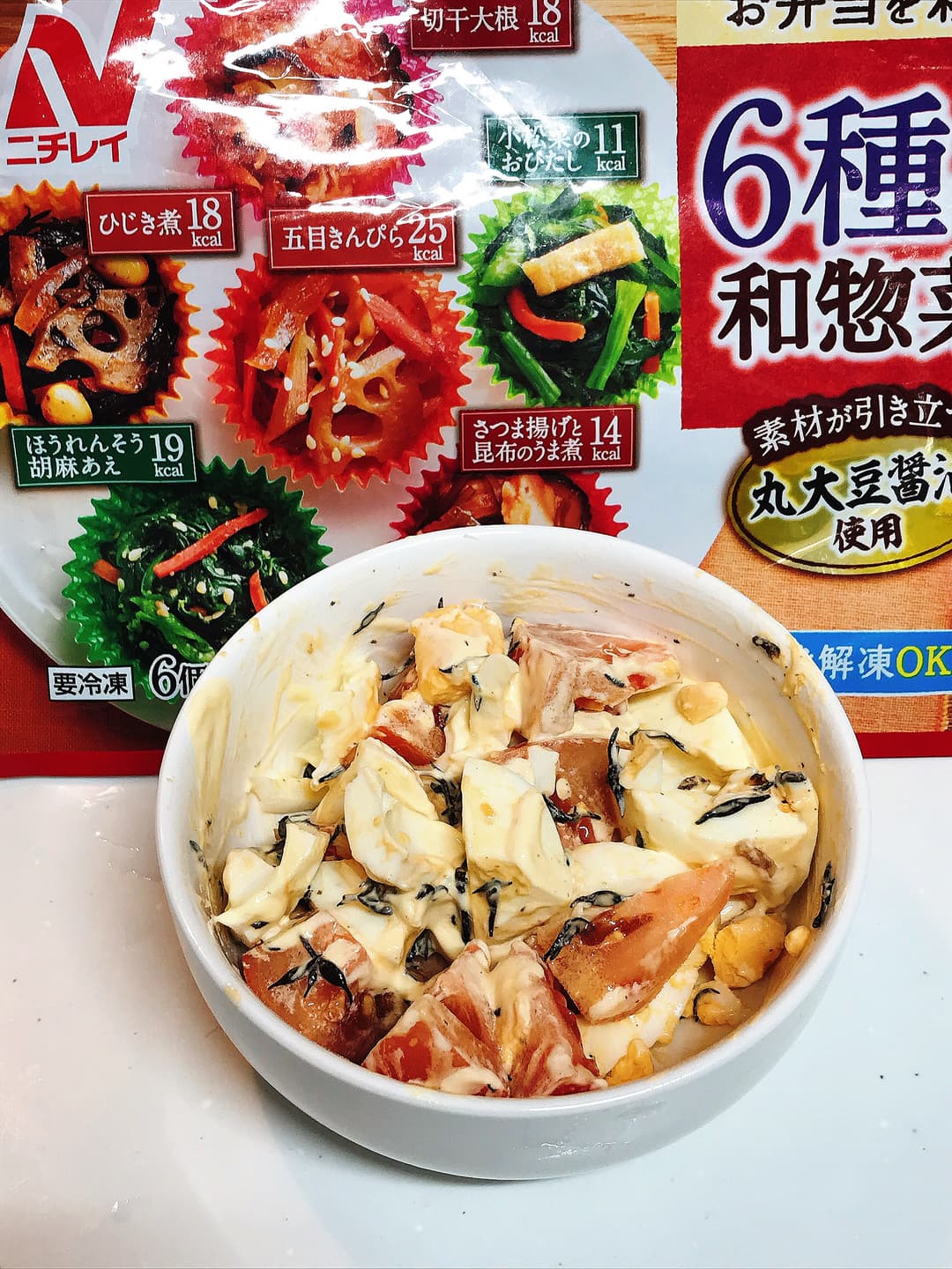 6種の和惣菜 ヒジキとトマトのサラダの完成写真