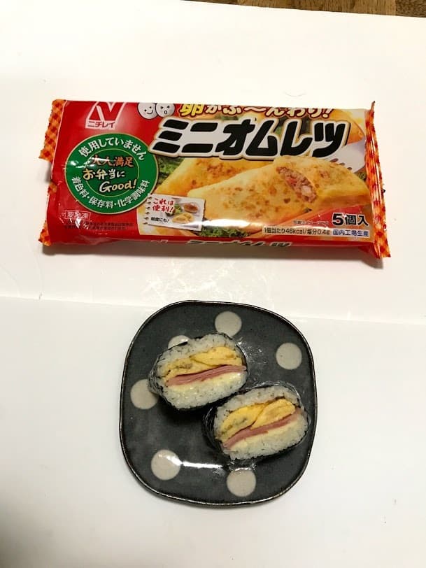 オムレツとベーコンのおにぎらずの完成写真
