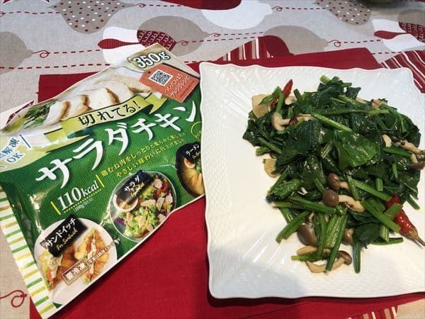 夕食にもう一品!サラダチキンとほうれん草・しめじのにんにくバター醤油炒めの完成写真