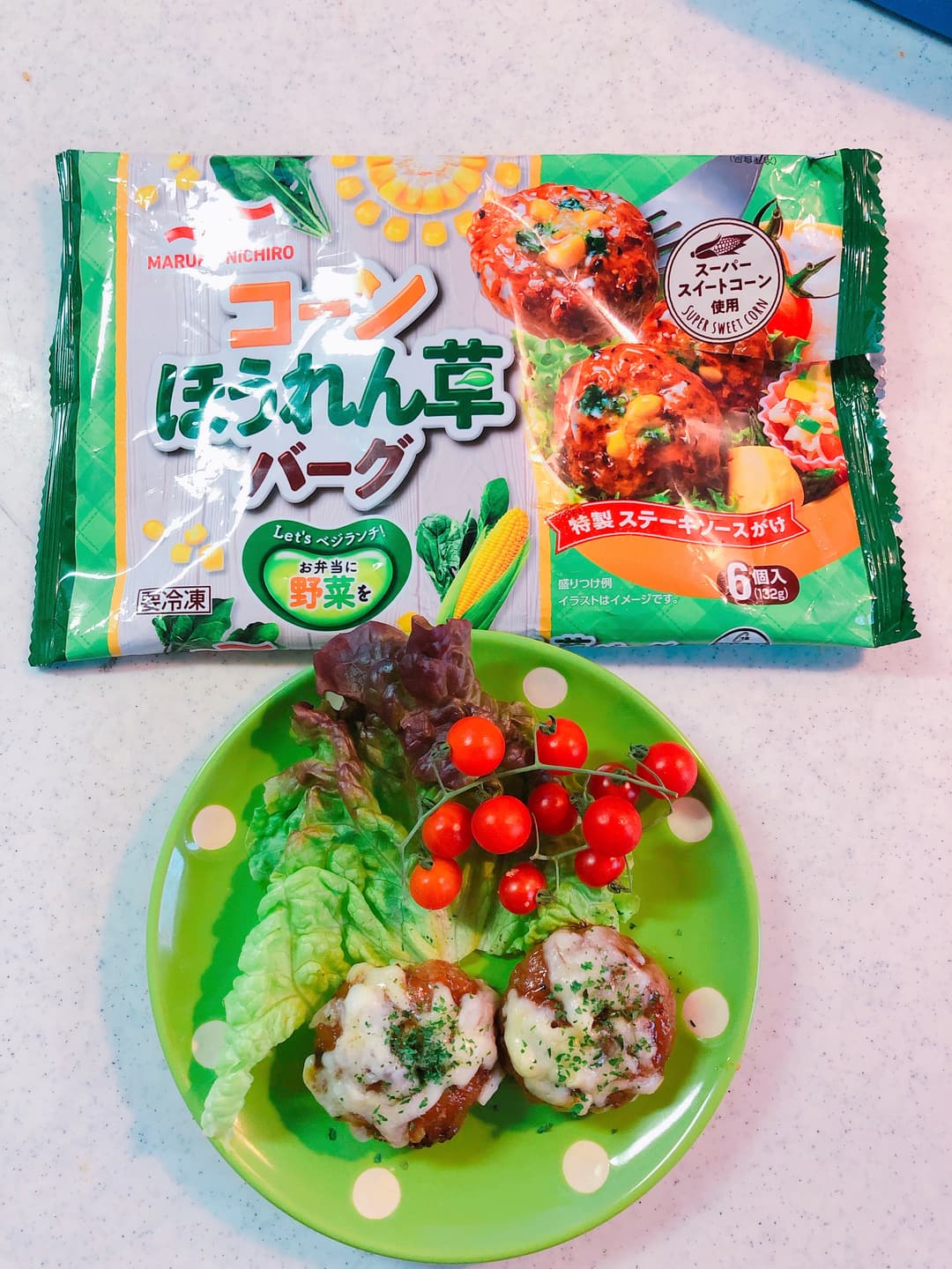 コーンほうれん草バーグのチーズ乗せ⁺✧︎*の完成写真
