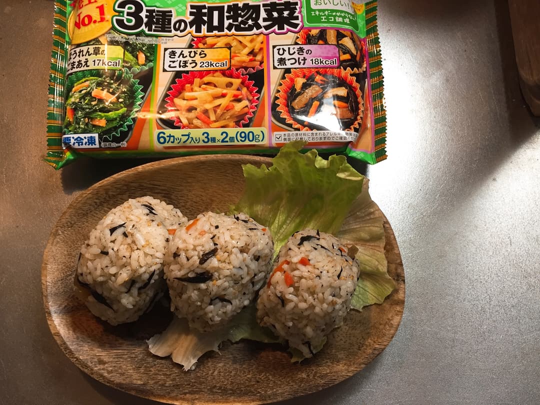 ひじきの煮付けとおかかのおにぎりの完成写真
