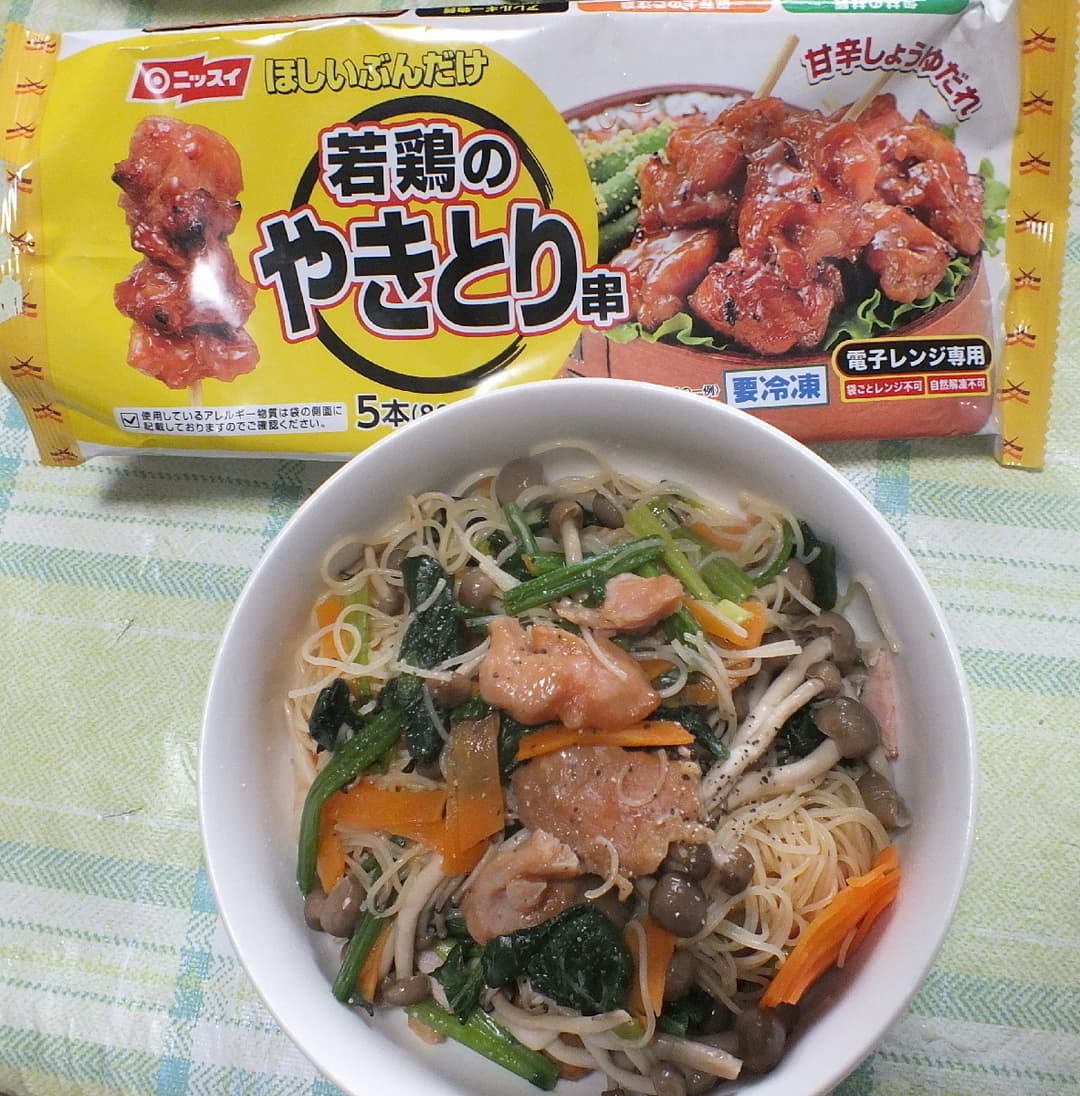 焼き鳥、ほうれん草、シメジの焼きビーフンの完成写真