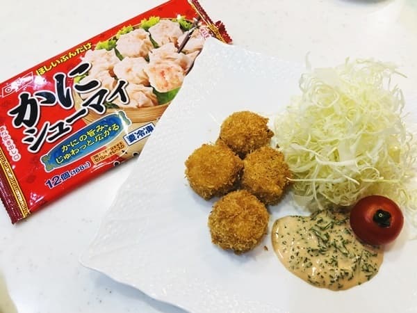リーズナブルなのに美味しい!かにシューマイフライのパセリ入りオーロラソース添えの完成写真