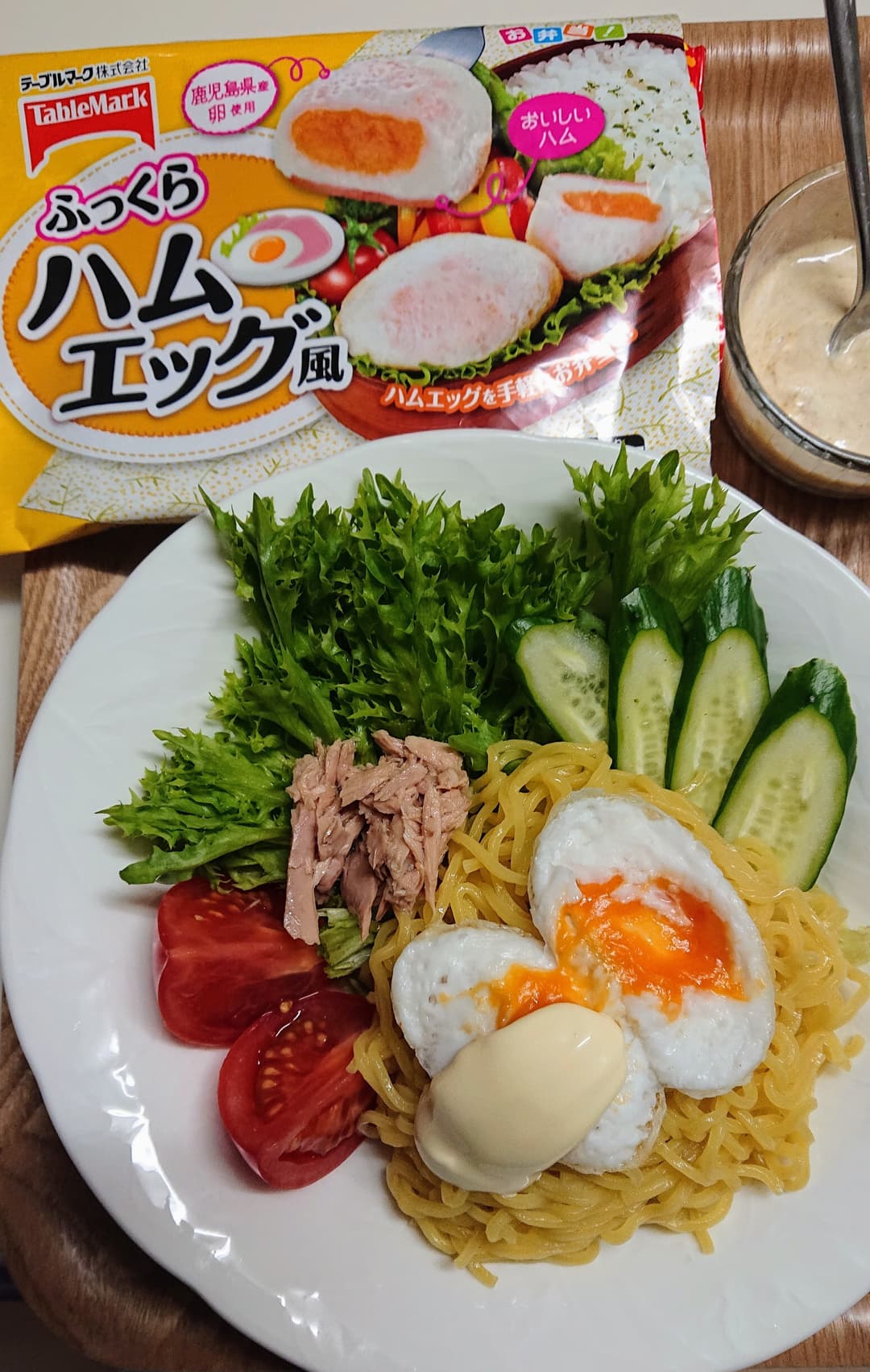 ラーメンサラダにとろとろハムエッグ乗せの完成写真