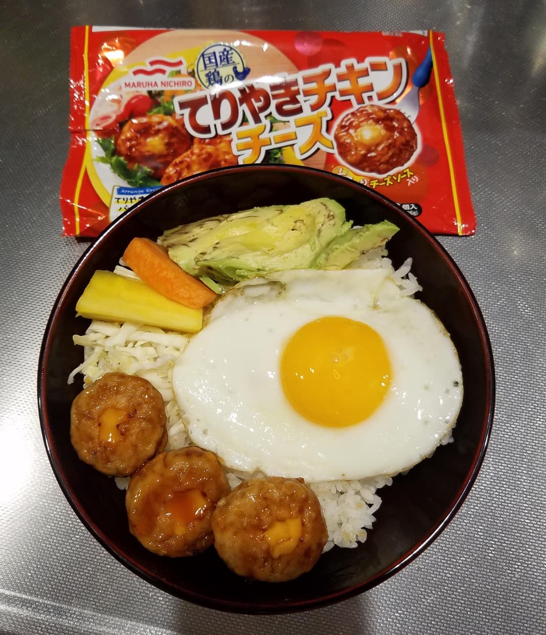 てりやきチキンチーズのロコモコ丼風の完成写真
