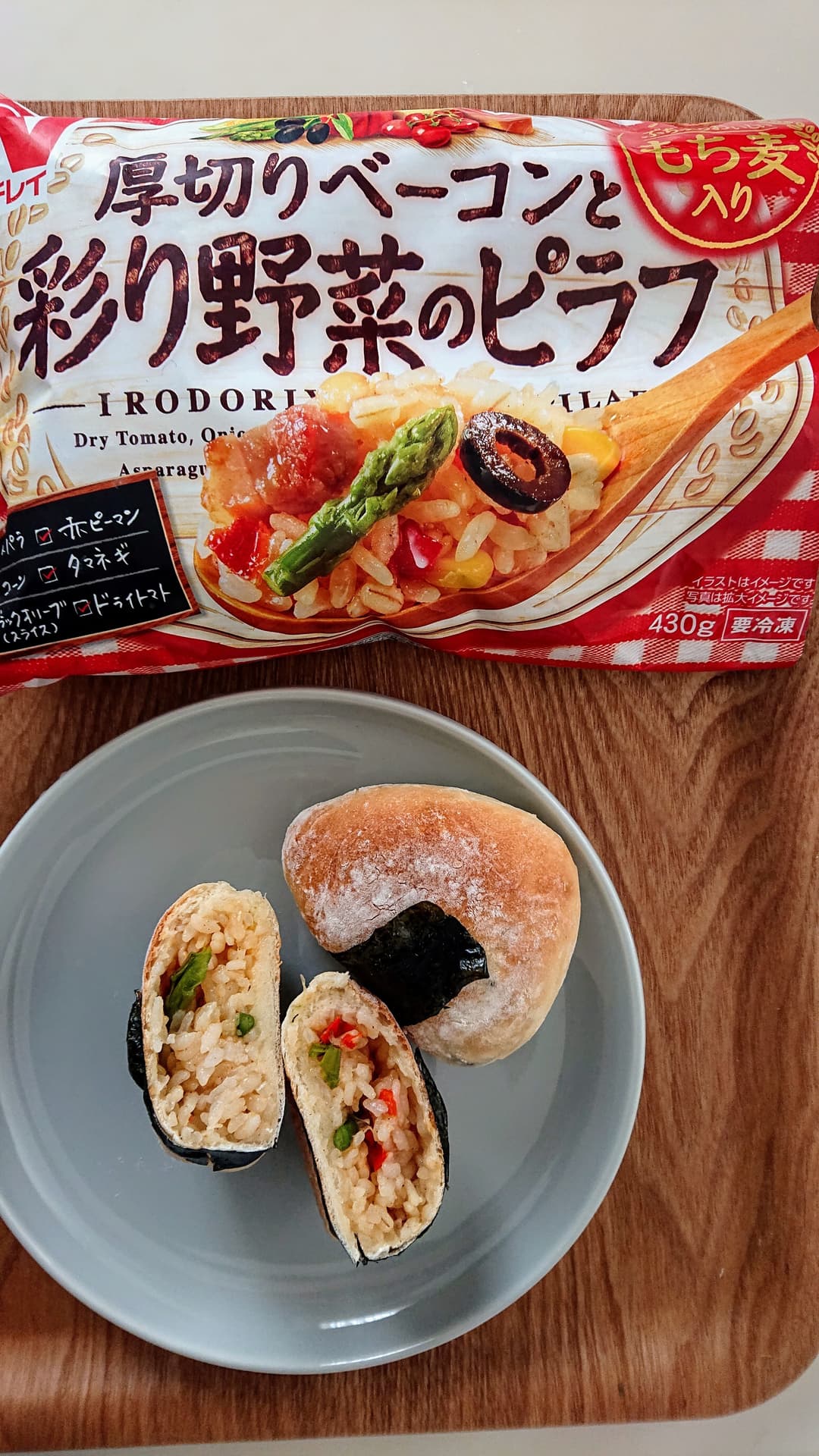 彩り野菜のピラフのおにぎりパンの完成写真