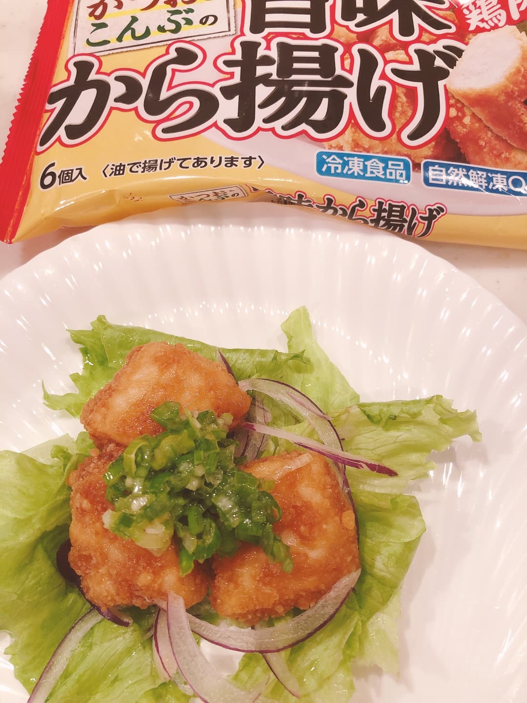 鶏の唐揚げネギ塩レモンのせの完成写真