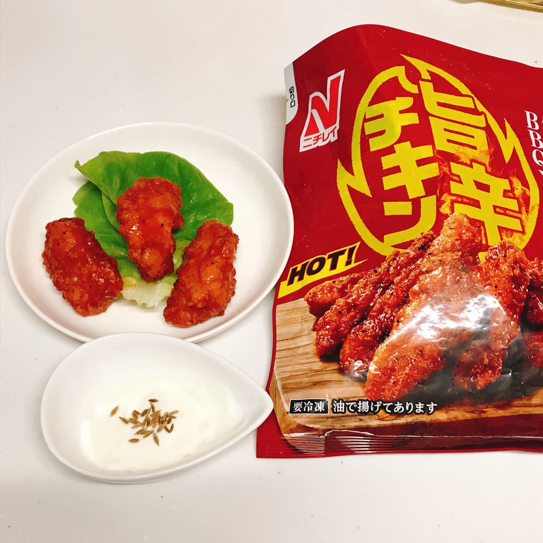 旨辛チキンのニンニクヨーグルトソースがけの完成写真