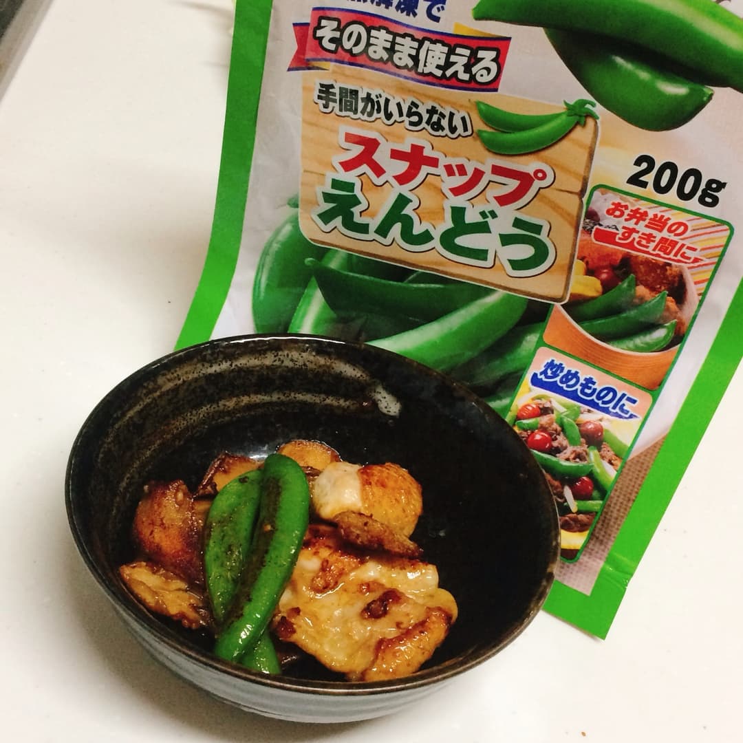 にんにく醤油で炒めた鶏とスナップえんどうの完成写真