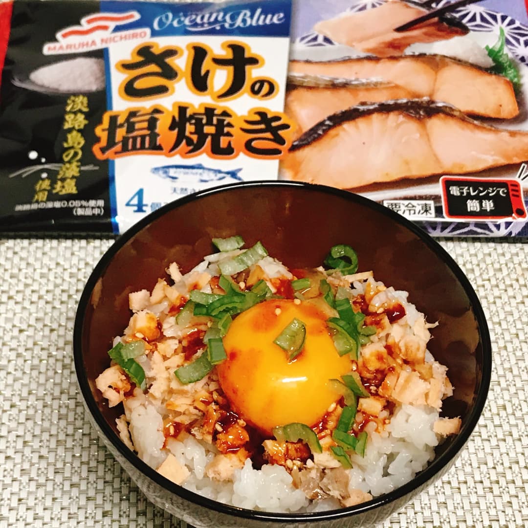 コチュジャンダレをかけた鮭のたまごかけご飯の完成写真