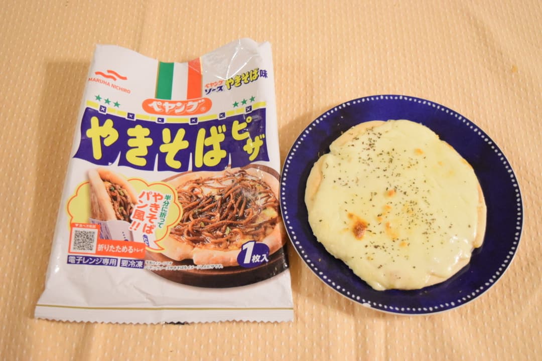 やきそばピザのチーズソースがけの完成写真