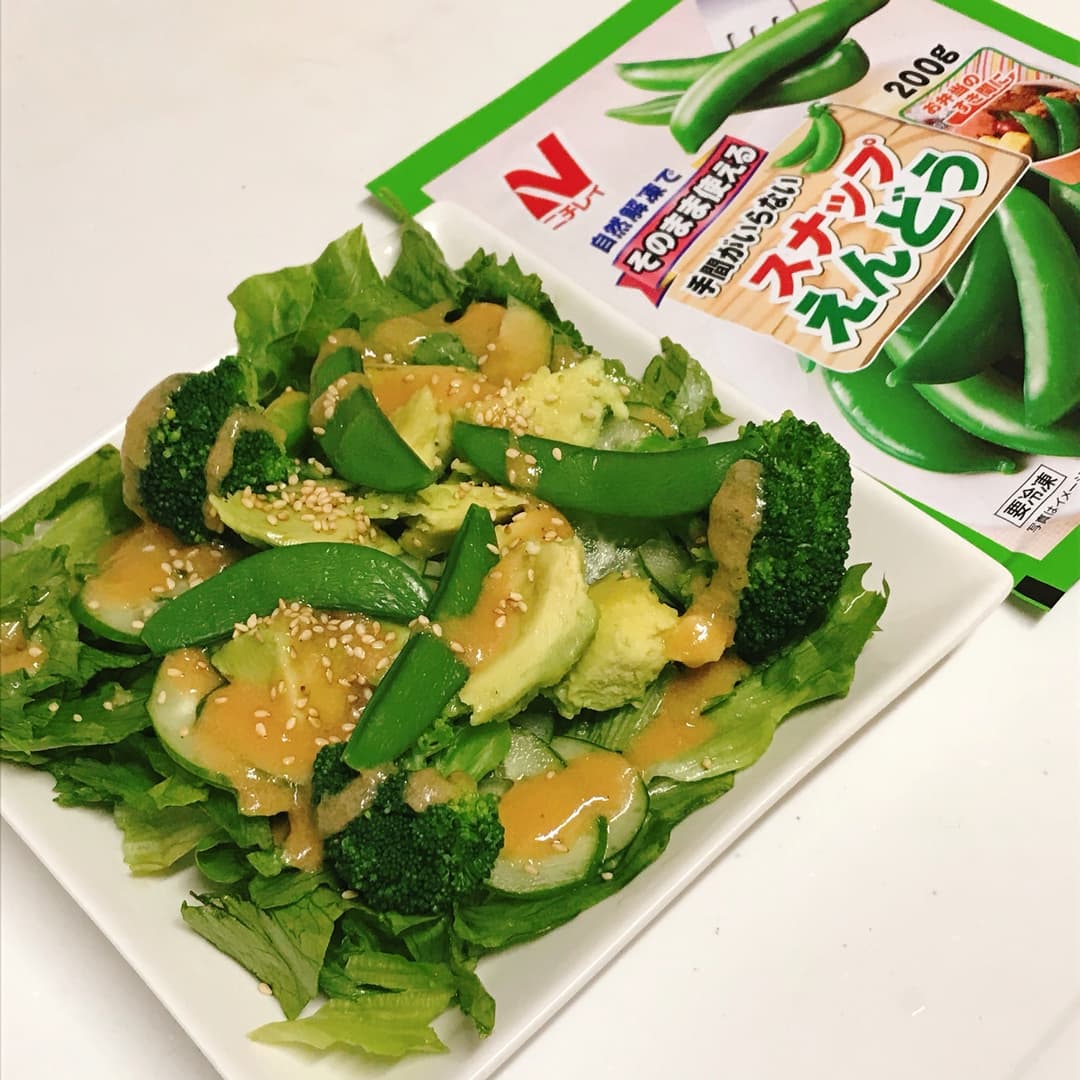 スナップえんどうが入った緑色のご馳走サラダの完成写真