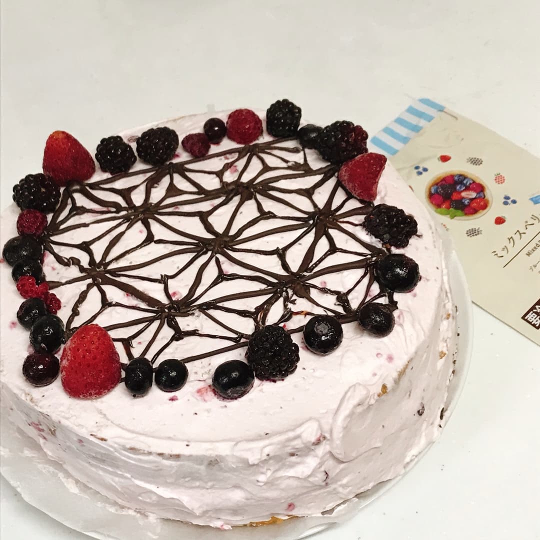 麻の葉文様ミックスベリーのケーキの完成写真