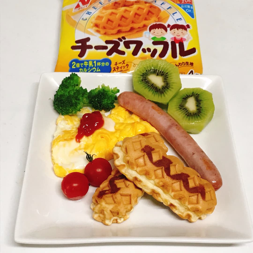 焼ワッフルの朝食プレートの完成写真