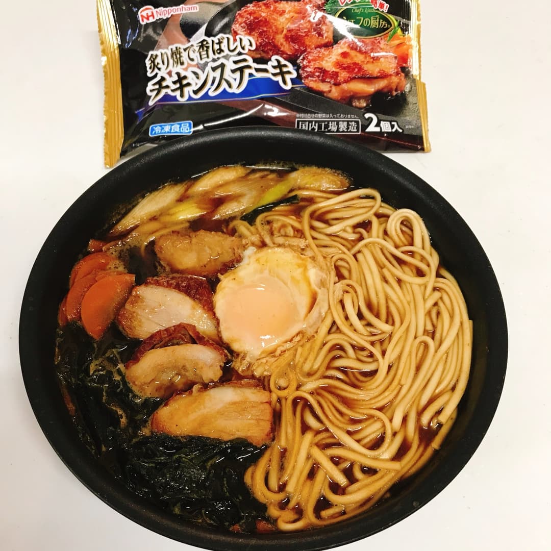 炙り焼きチキンの味噌煮込みうどんの完成写真
