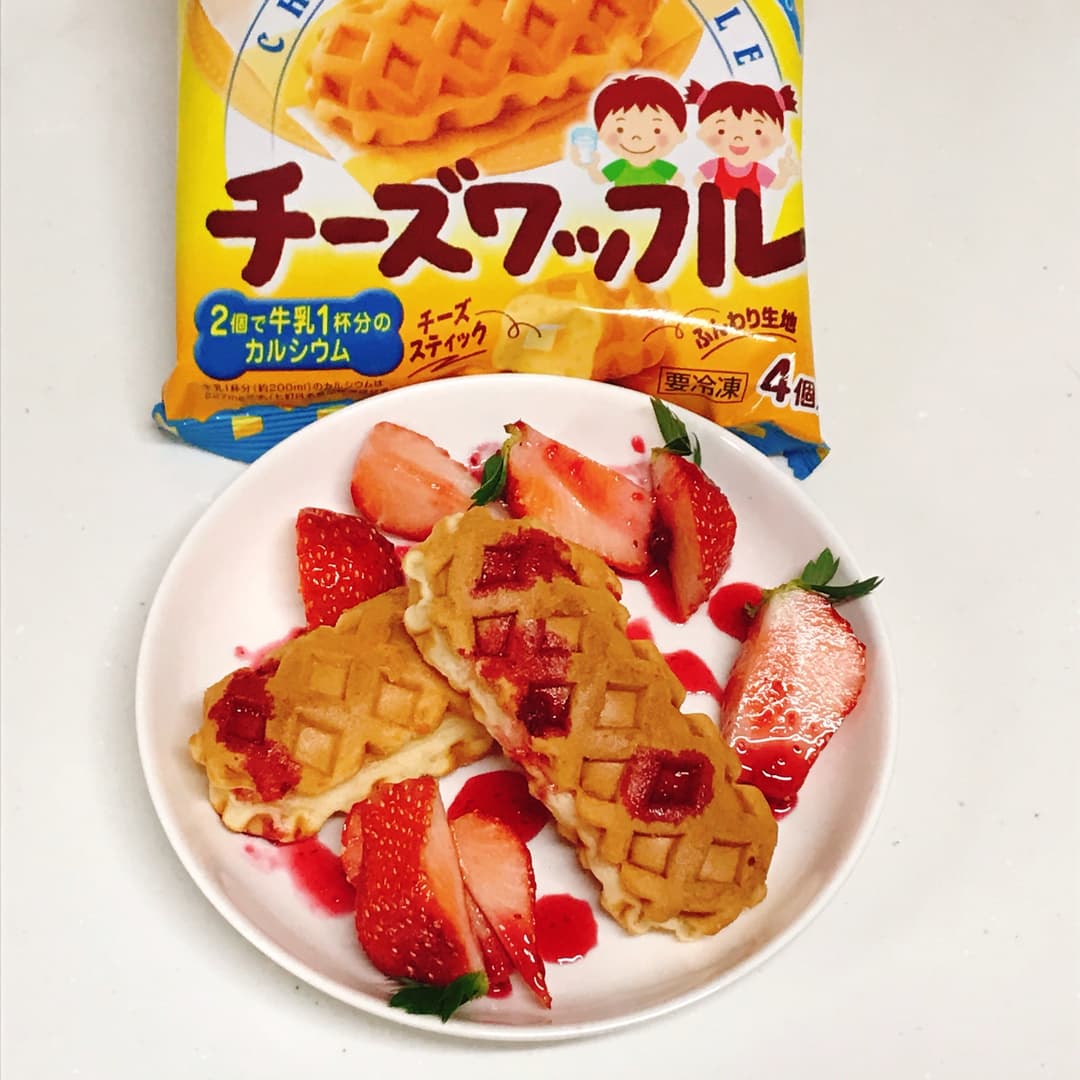 チーズワッフルといちごのデザートの完成写真