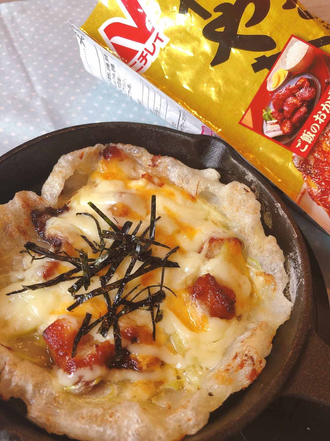 照り焼きチキンの餅ピザの完成写真