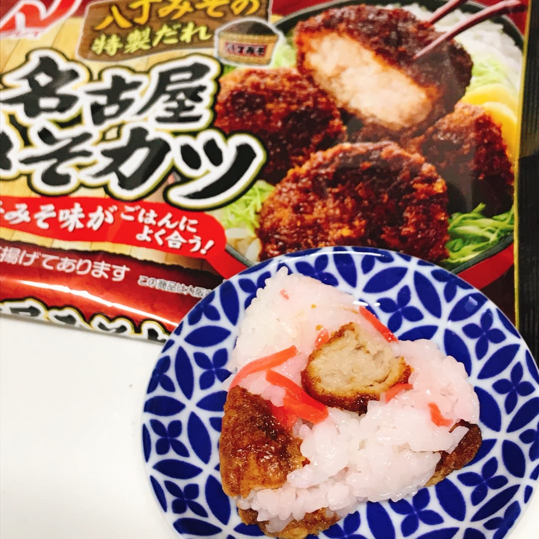 名古屋みそカツと紅しょうがのおにぎりの完成写真