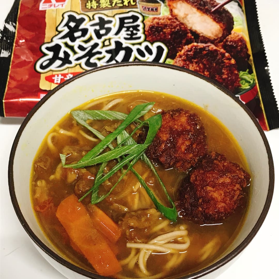 名古屋みそカツカレーそばの完成写真