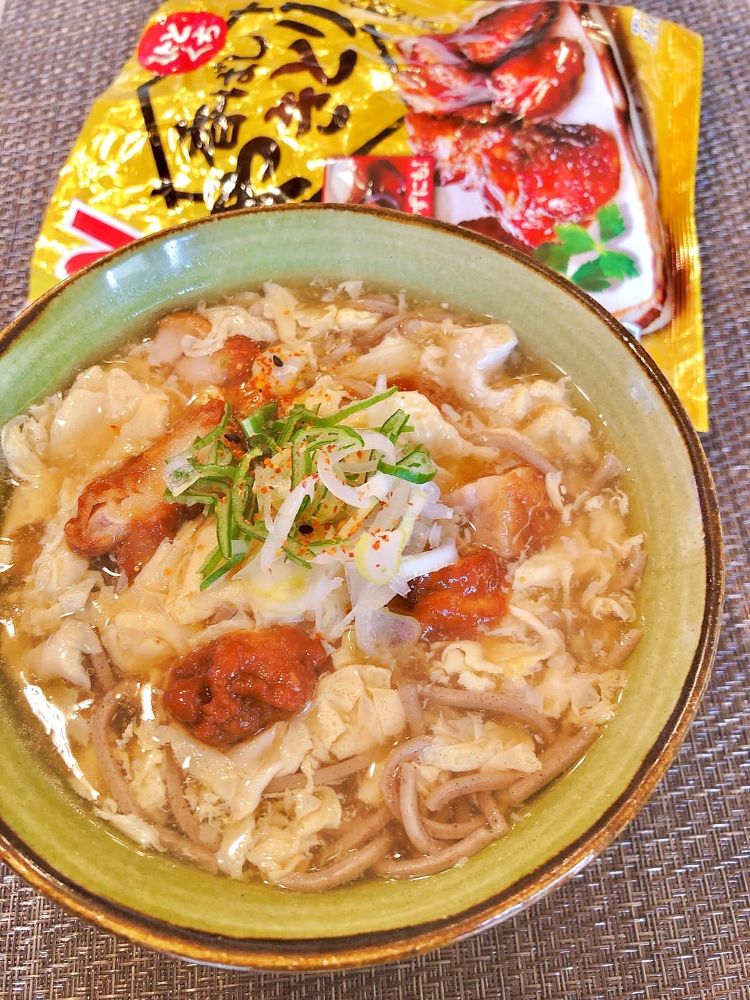 焼き鳥と卵のあんかけ蕎麦の完成写真