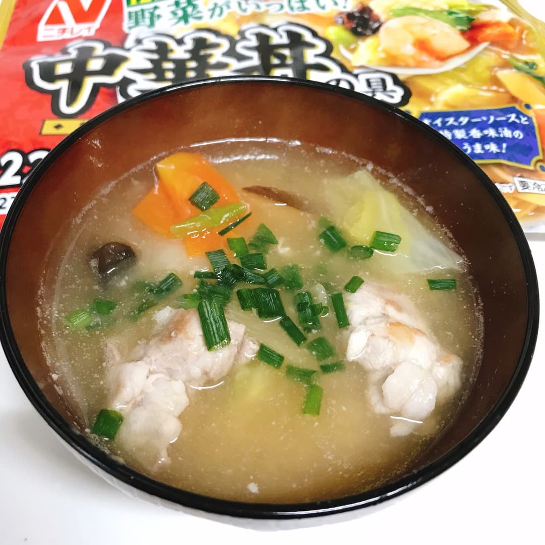 野菜がいっぱい入った豚汁の完成写真