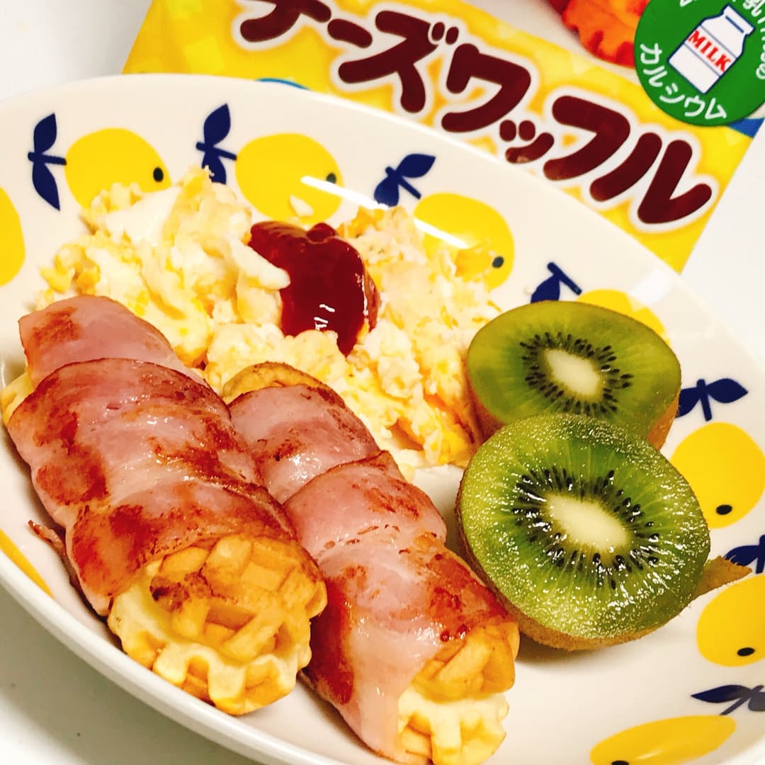ベーコンチーズワッフルの朝ごはんの完成写真