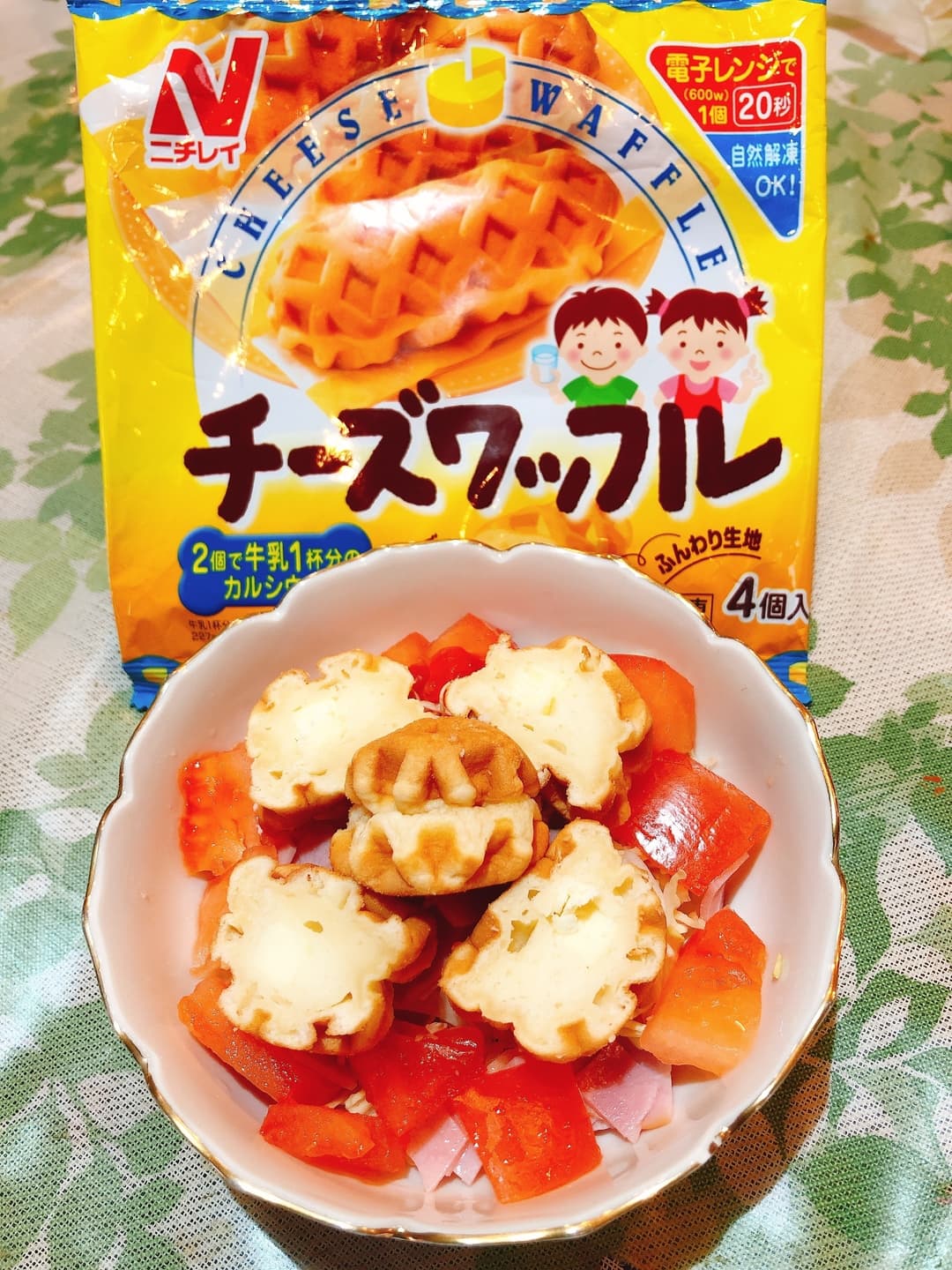 チーズワッフルと野菜のサラダの完成写真