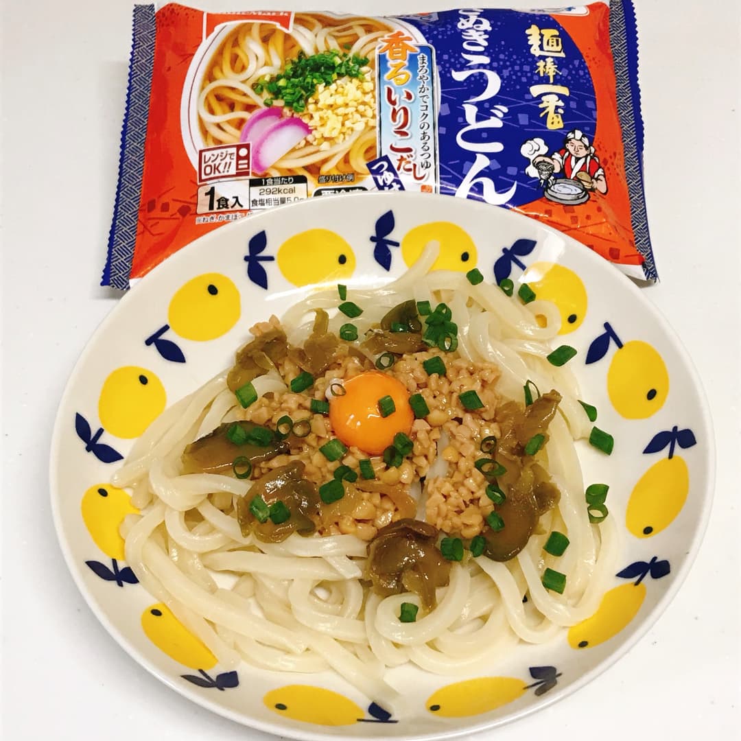 いりこだしの納豆ザーサイうどんの完成写真