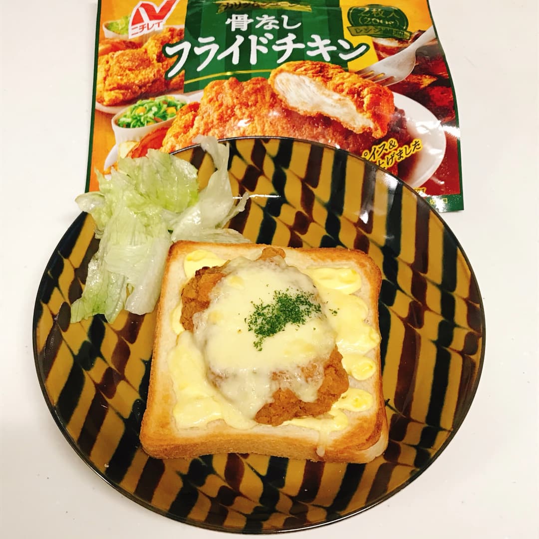 骨なしフライドチキンのチーズトーストの完成写真