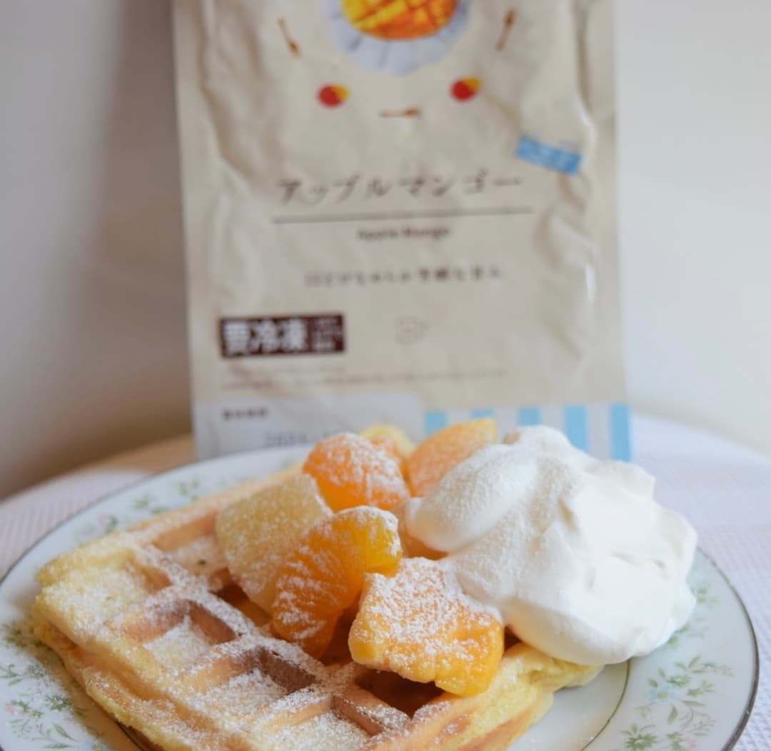 アップルマンゴーとホイップクリームのパンケーキの完成写真