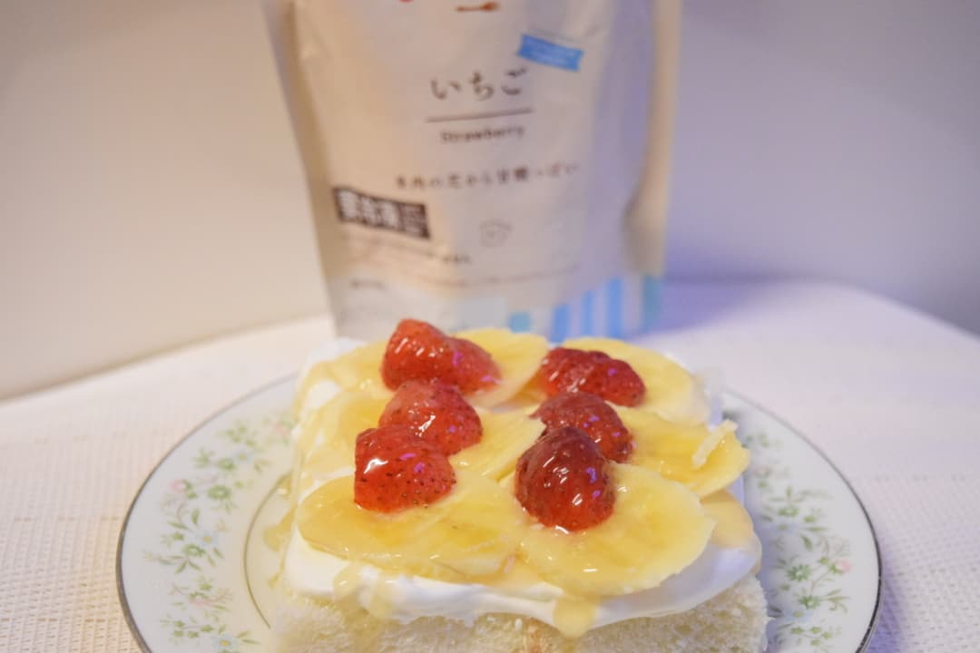 いちごとバナナのホイップパンの完成写真