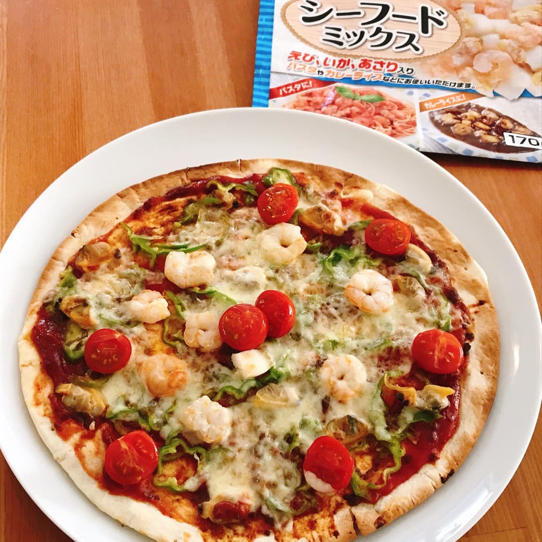 アンチョビとシーフードミックスのピザの完成写真
