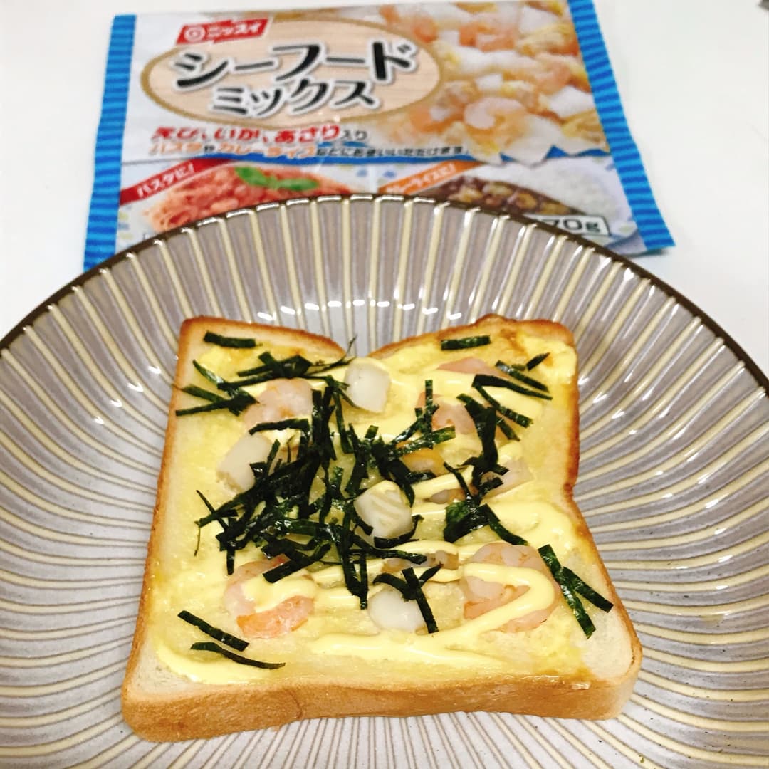 シーフードミックスのにんにくマヨトーストの完成写真