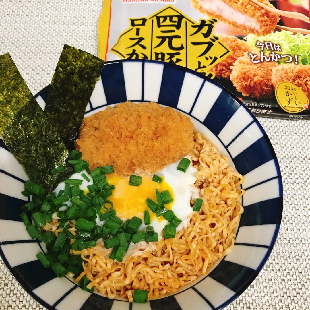 四元豚ロースかつチキンラーメンの完成写真